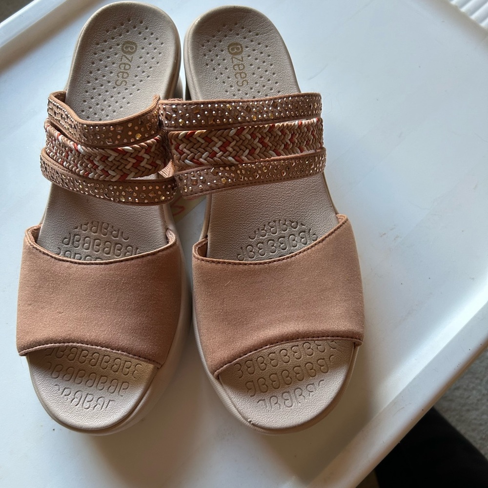 Bzees multi strap/color sandal. Very pretty and comfortable 8.5m. Like new.